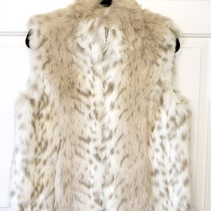 Artificial fur vest.